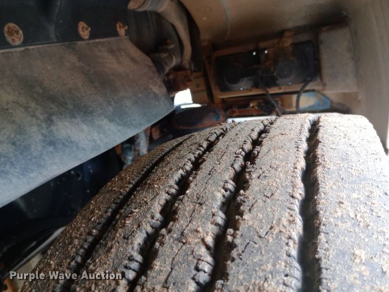 image for item DQ7211 2000 Freightliner  FLD semi truck