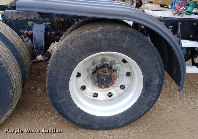 image for item DQ7211 2000 Freightliner  FLD semi truck