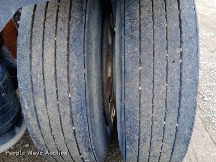 image for item DQ7211 2000 Freightliner  FLD semi truck