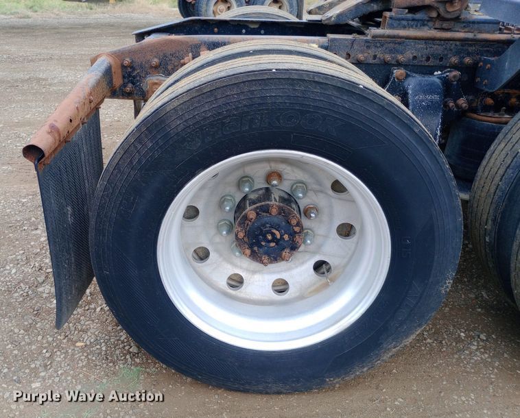 image for item DQ7211 2000 Freightliner  FLD semi truck