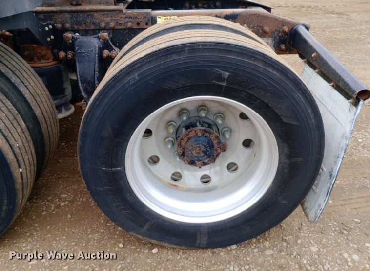 image for item DQ7211 2000 Freightliner  FLD semi truck