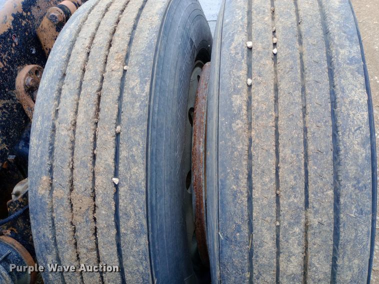 image for item DQ7211 2000 Freightliner  FLD semi truck