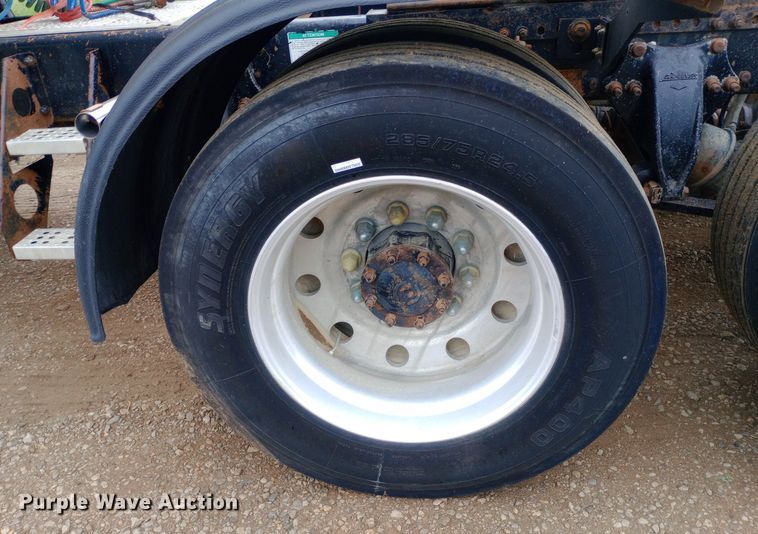 image for item DQ7211 2000 Freightliner  FLD semi truck