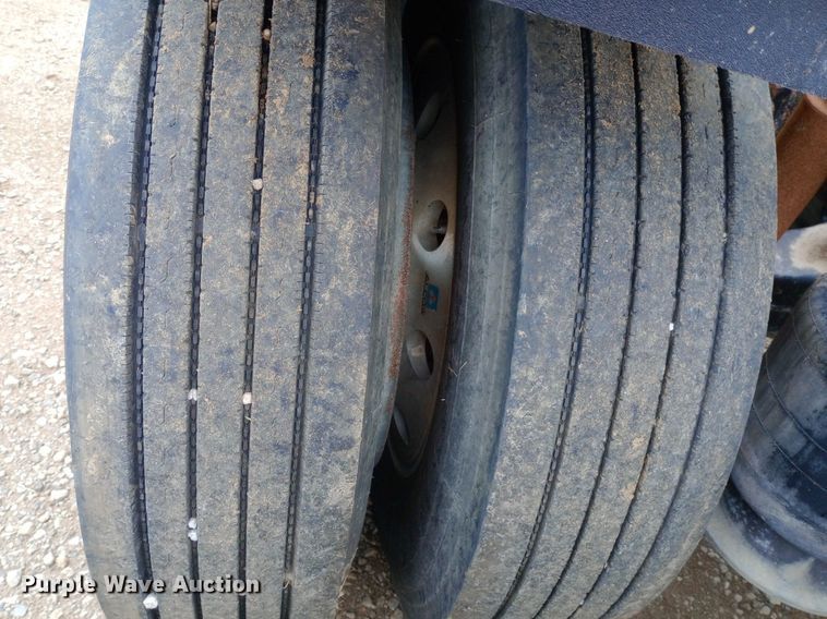 image for item DQ7211 2000 Freightliner  FLD semi truck