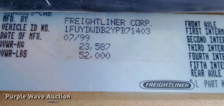 image for item DQ7211 2000 Freightliner  FLD semi truck