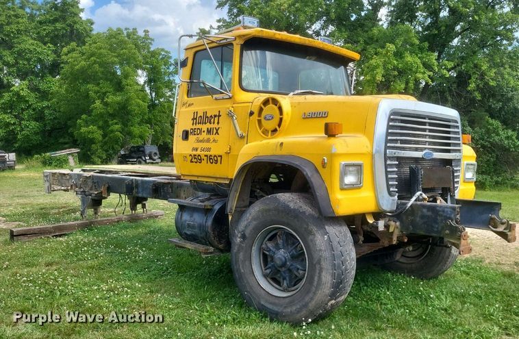 image for item DR4828 1992 Ford  LT9000 truck cab and chassis