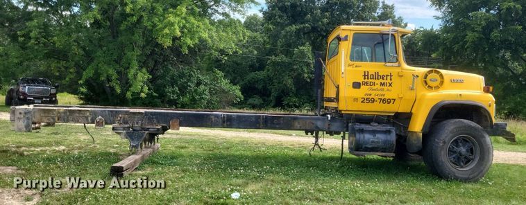 image for item DR4828 1992 Ford  LT9000 truck cab and chassis