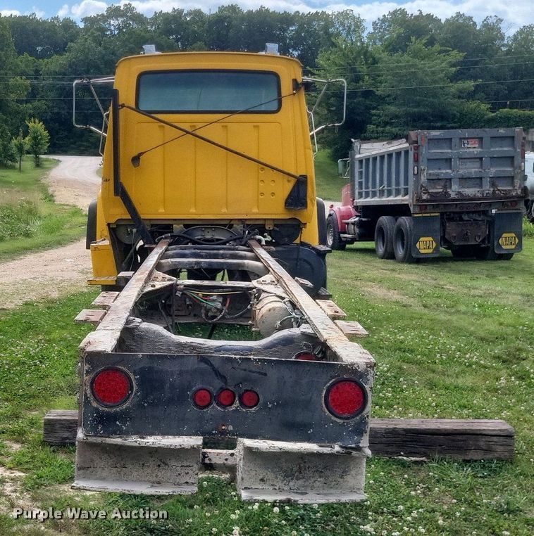 image for item DR4828 1992 Ford  LT9000 truck cab and chassis