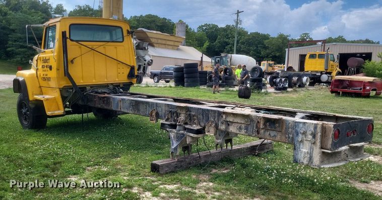 image for item DR4828 1992 Ford  LT9000 truck cab and chassis