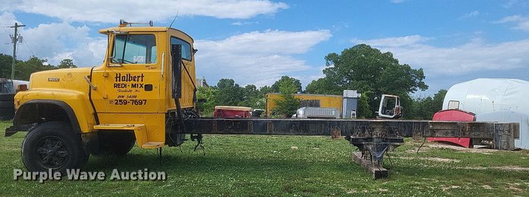 image for item DR4828 1992 Ford  LT9000 truck cab and chassis