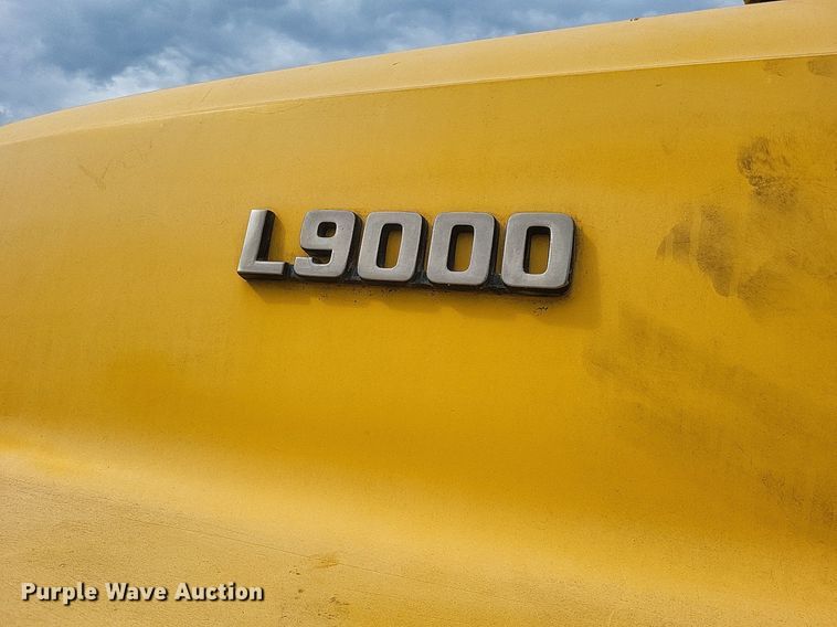 image for item DR4828 1992 Ford  LT9000 truck cab and chassis