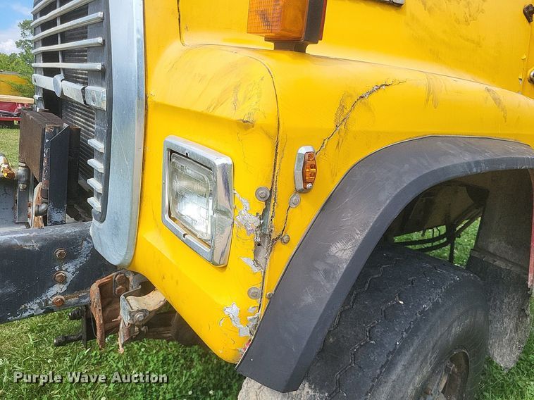 image for item DR4828 1992 Ford  LT9000 truck cab and chassis