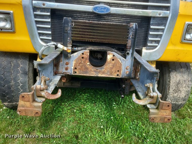 image for item DR4828 1992 Ford  LT9000 truck cab and chassis