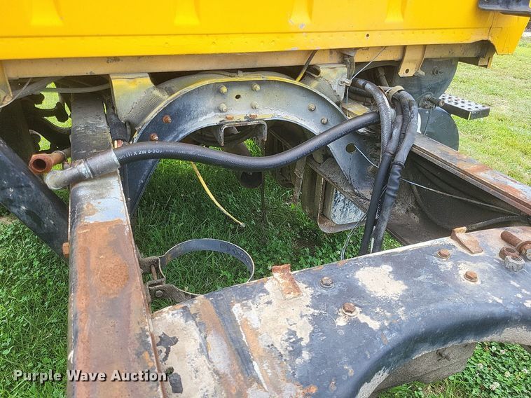 image for item DR4828 1992 Ford  LT9000 truck cab and chassis