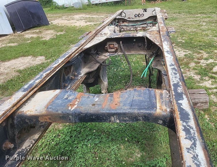 image for item DR4828 1992 Ford  LT9000 truck cab and chassis