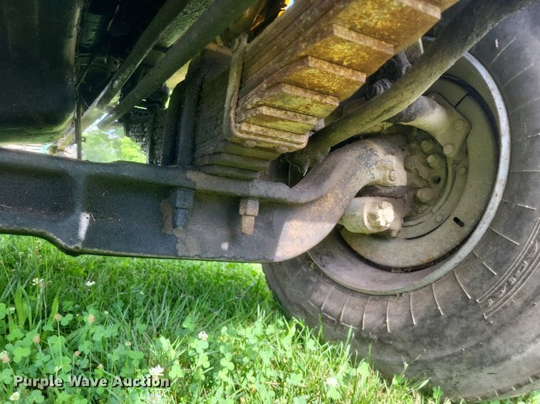 image for item DR4828 1992 Ford  LT9000 truck cab and chassis