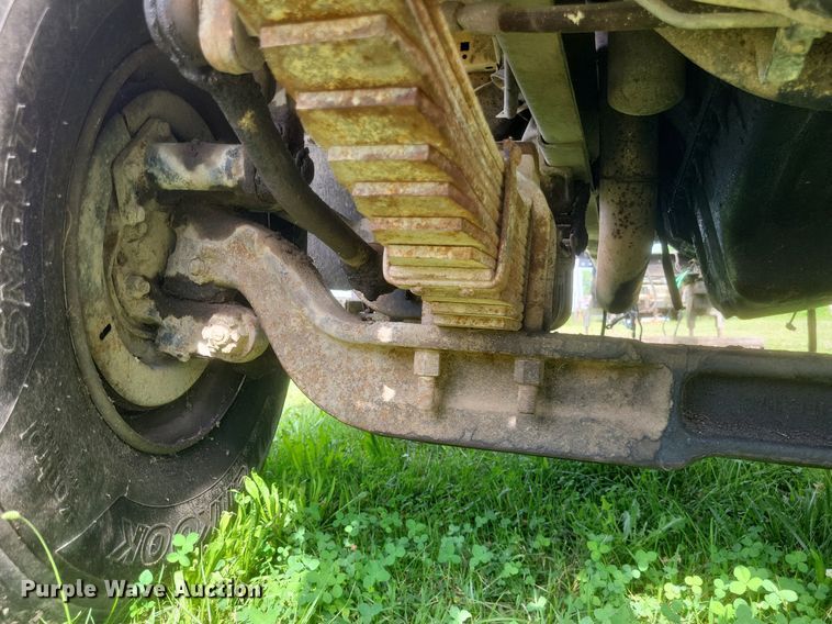 image for item DR4828 1992 Ford  LT9000 truck cab and chassis