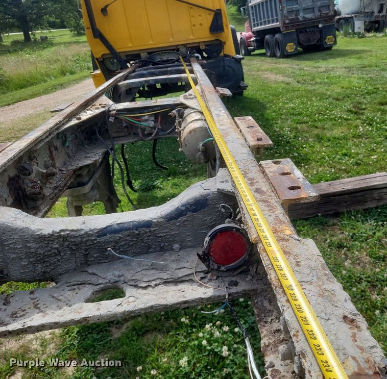 image for item DR4828 1992 Ford  LT9000 truck cab and chassis