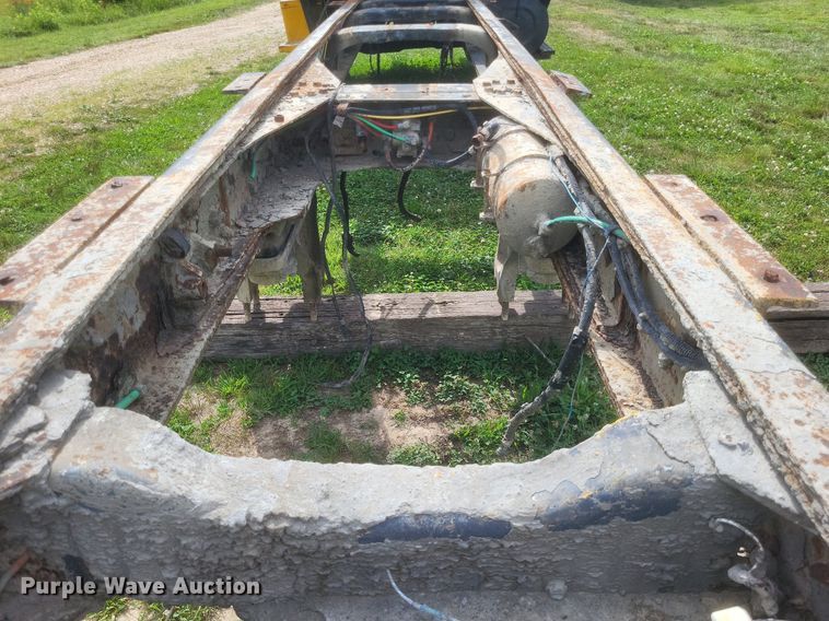 image for item DR4828 1992 Ford  LT9000 truck cab and chassis