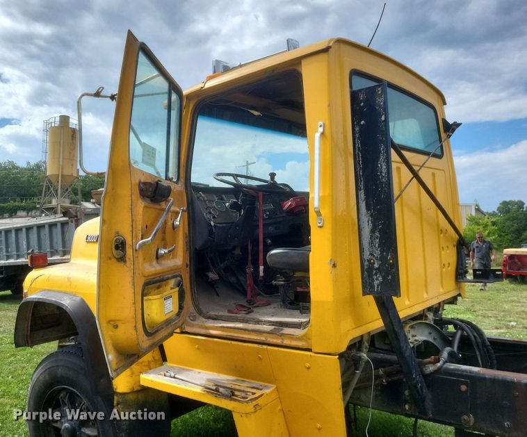 image for item DR4828 1992 Ford  LT9000 truck cab and chassis