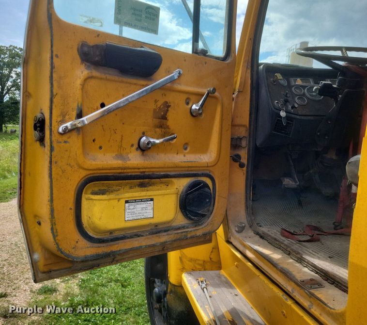 image for item DR4828 1992 Ford  LT9000 truck cab and chassis