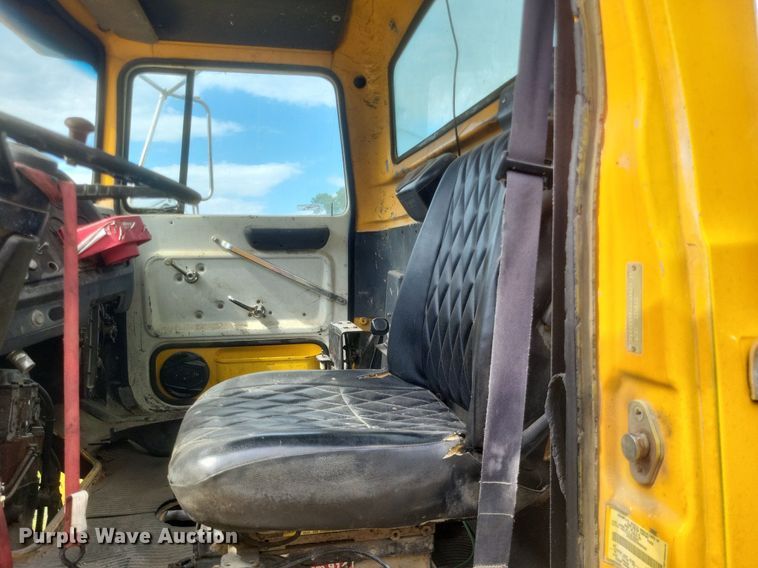 image for item DR4828 1992 Ford  LT9000 truck cab and chassis