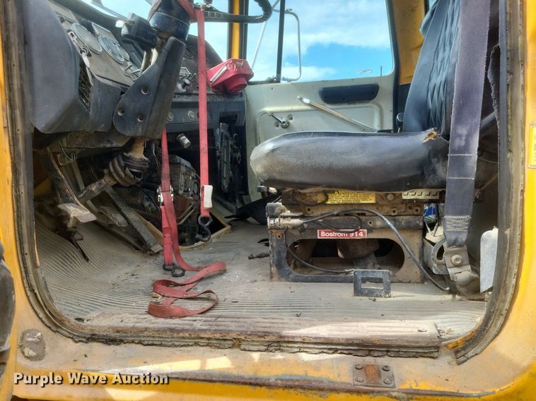 image for item DR4828 1992 Ford  LT9000 truck cab and chassis