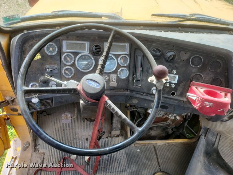 image for item DR4828 1992 Ford  LT9000 truck cab and chassis