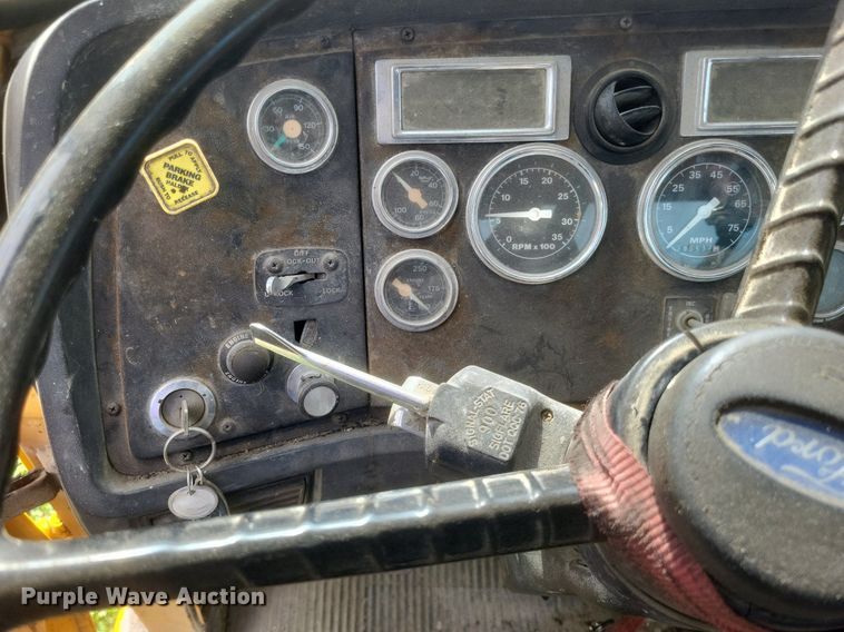 image for item DR4828 1992 Ford  LT9000 truck cab and chassis