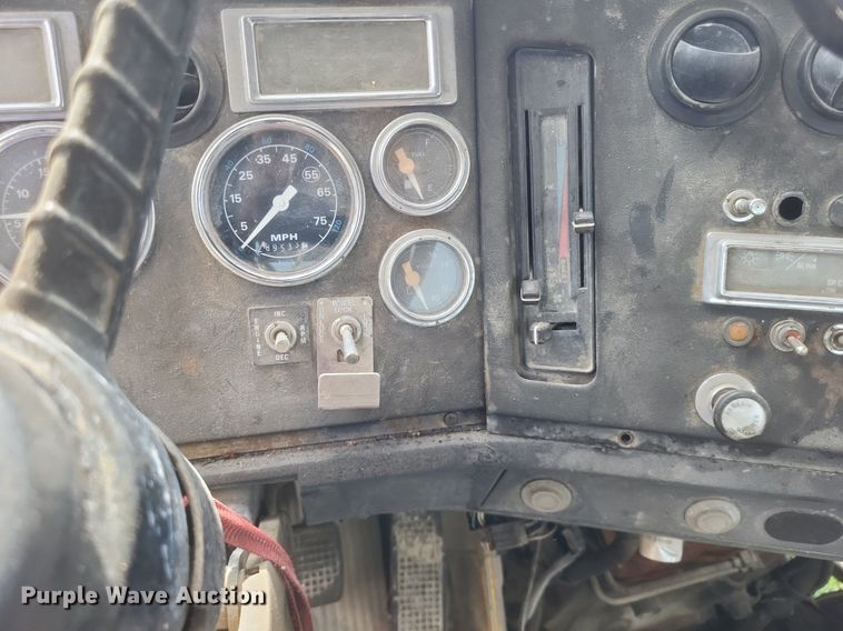 image for item DR4828 1992 Ford  LT9000 truck cab and chassis