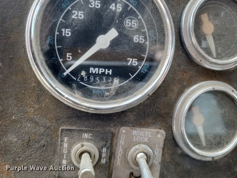 image for item DR4828 1992 Ford  LT9000 truck cab and chassis