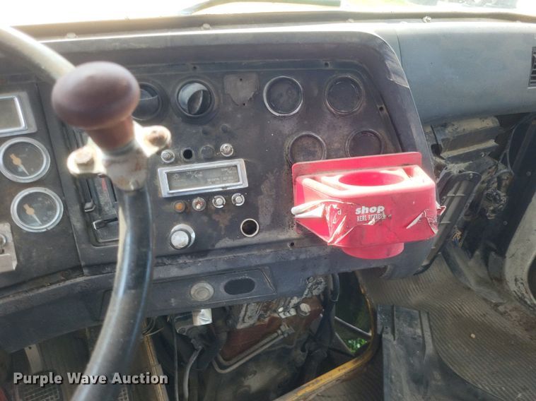 image for item DR4828 1992 Ford  LT9000 truck cab and chassis