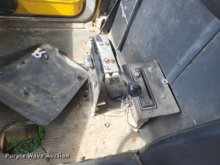 image for item DR4828 1992 Ford  LT9000 truck cab and chassis