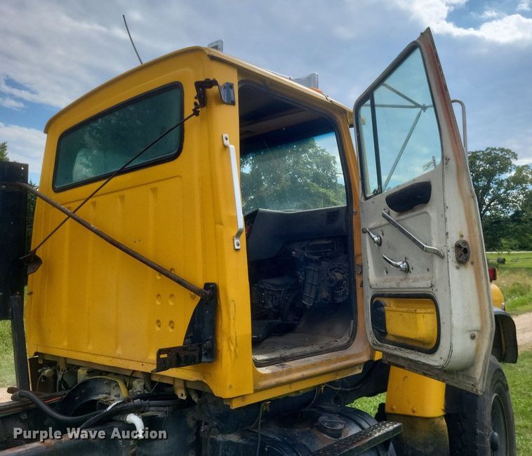 image for item DR4828 1992 Ford  LT9000 truck cab and chassis