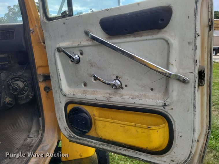 image for item DR4828 1992 Ford  LT9000 truck cab and chassis