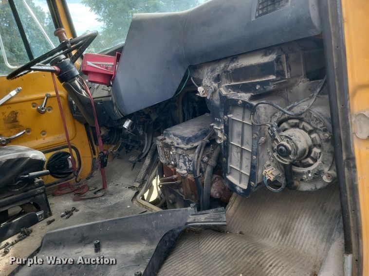 image for item DR4828 1992 Ford  LT9000 truck cab and chassis