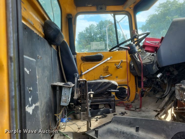 image for item DR4828 1992 Ford  LT9000 truck cab and chassis