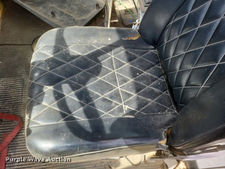 image for item DR4828 1992 Ford  LT9000 truck cab and chassis