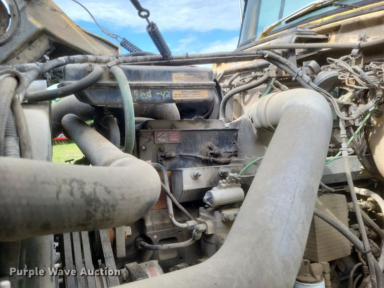 image for item DR4828 1992 Ford  LT9000 truck cab and chassis