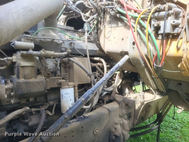 image for item DR4828 1992 Ford  LT9000 truck cab and chassis