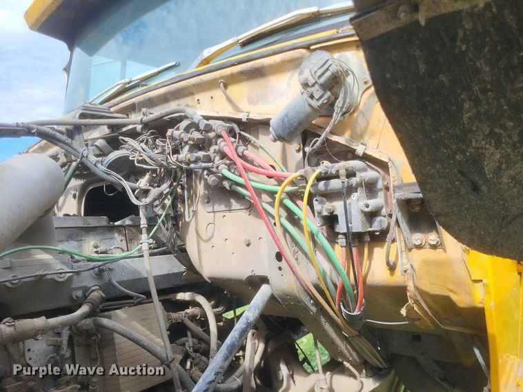 image for item DR4828 1992 Ford  LT9000 truck cab and chassis