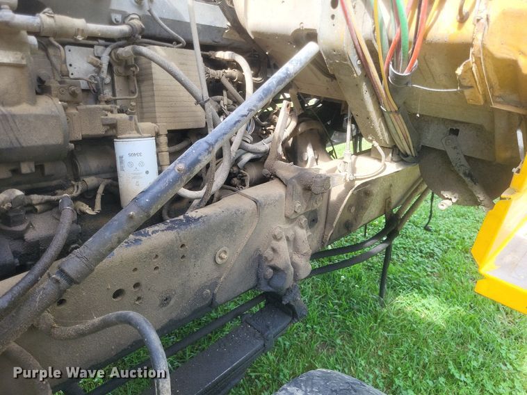 image for item DR4828 1992 Ford  LT9000 truck cab and chassis