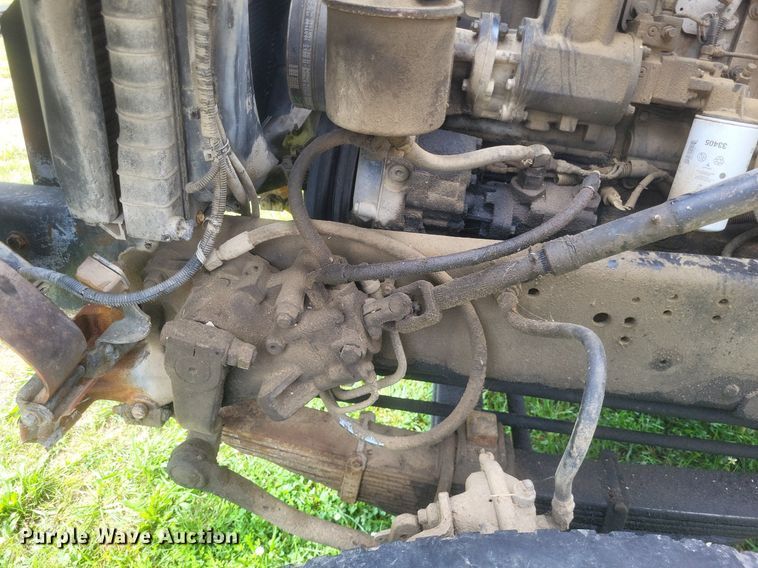 image for item DR4828 1992 Ford  LT9000 truck cab and chassis