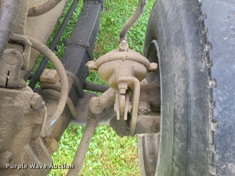 image for item DR4828 1992 Ford  LT9000 truck cab and chassis