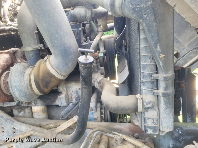 image for item DR4828 1992 Ford  LT9000 truck cab and chassis