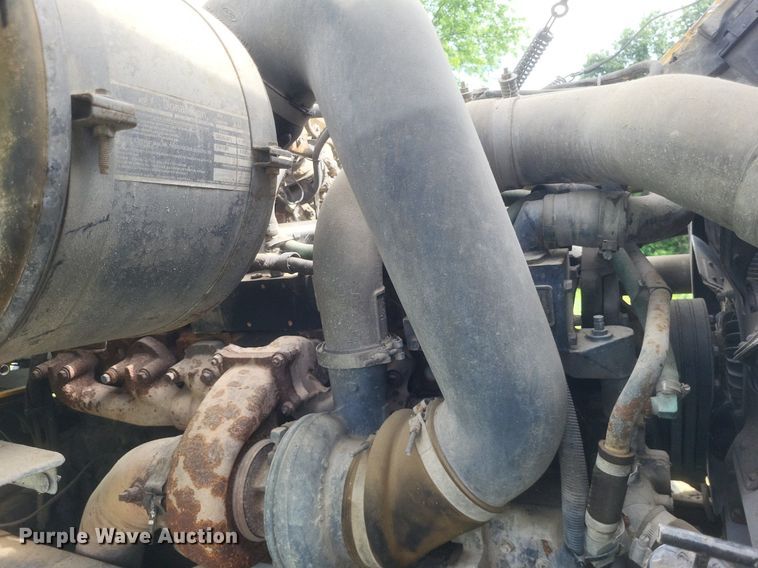 image for item DR4828 1992 Ford  LT9000 truck cab and chassis