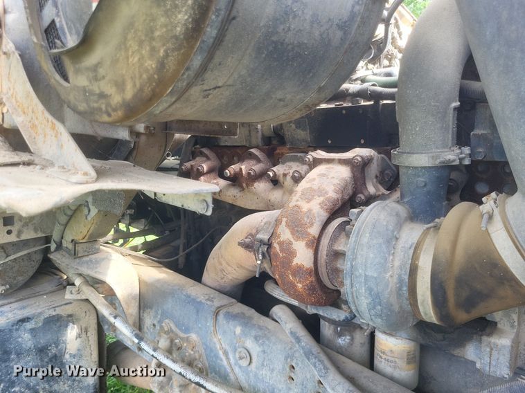 image for item DR4828 1992 Ford  LT9000 truck cab and chassis