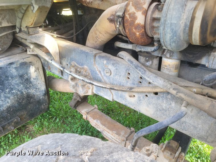 image for item DR4828 1992 Ford  LT9000 truck cab and chassis