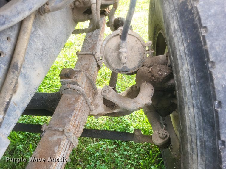 image for item DR4828 1992 Ford  LT9000 truck cab and chassis