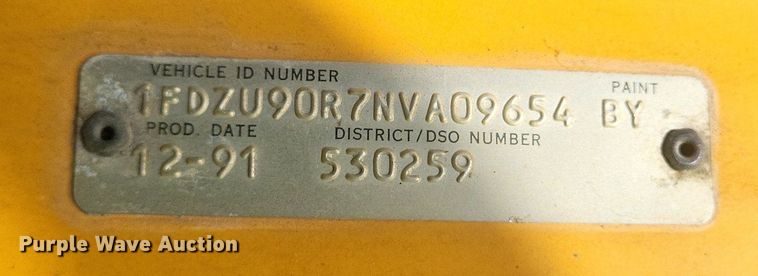 image for item DR4828 1992 Ford  LT9000 truck cab and chassis